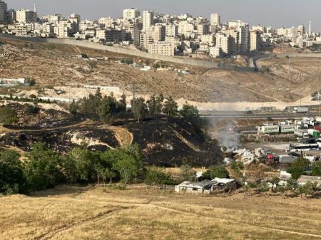 القدس : القبض على قاصرين اضرما النار في منطقة مفتوحة بالعيسوية